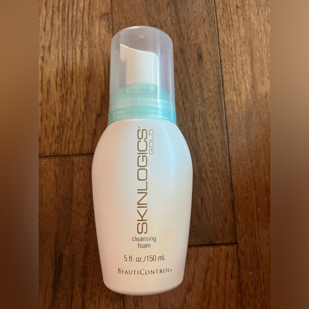 Skinlogics Gold Cleansing Foam 
NWT. 5 oz.